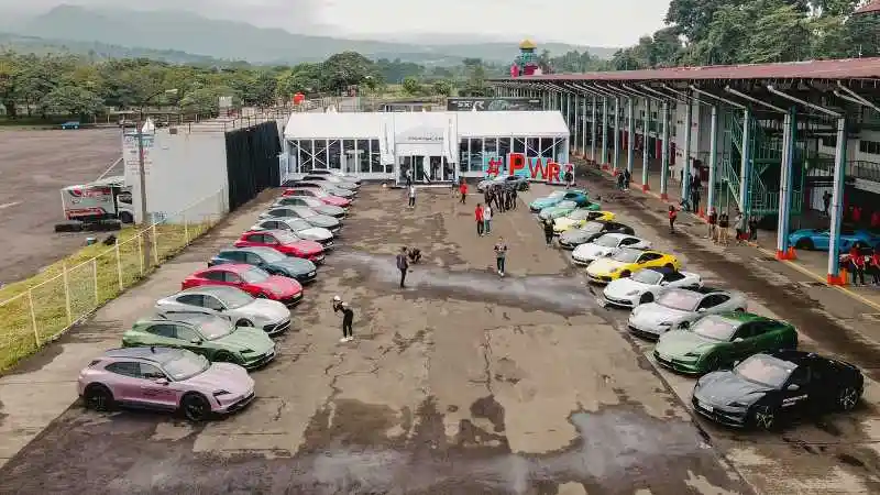 Foto - Menjajal 27 Porsche Model High Perfomance di Porsche World Road Show 2023