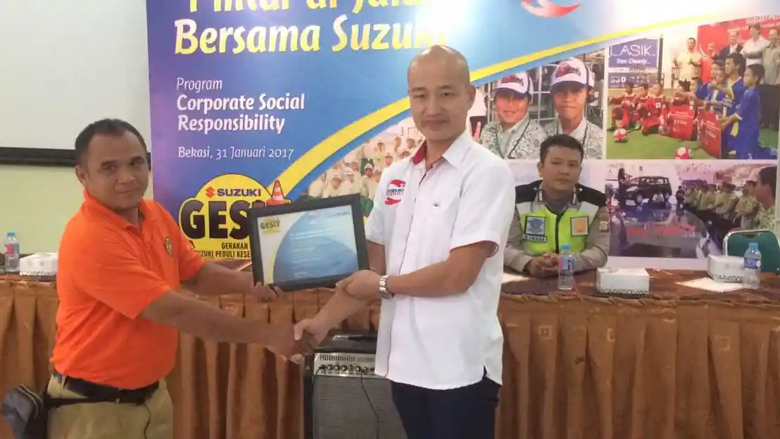 Foto - Suzuki Indonesia Serukan Jadi Penumpang Mobil Yang Aman Kepada Siswa SMP