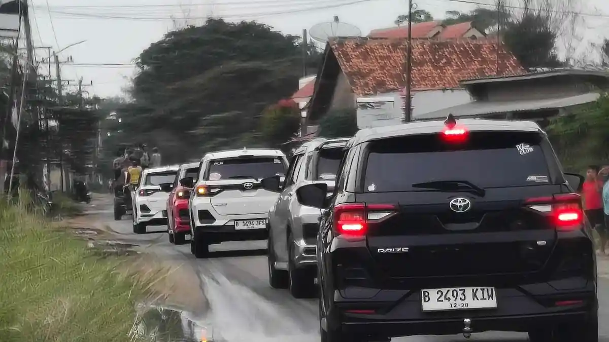 Foto - Rayakan Ultah Pertama, Komunitas Toyota Raize Touring Ke Pekalongan