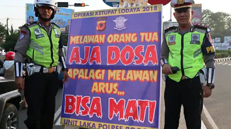 Foto - Poster-poster Lucu Penekan Tingkat Kecelakaan Mudik Disebar di Bogor