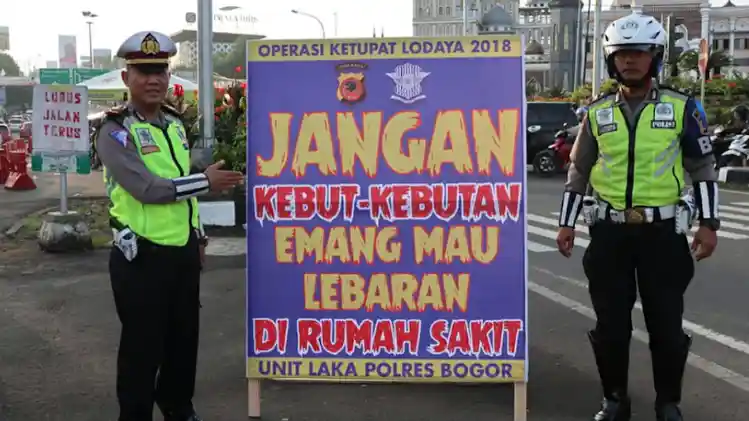Foto - Poster-poster Lucu Penekan Tingkat Kecelakaan Mudik Disebar di Bogor