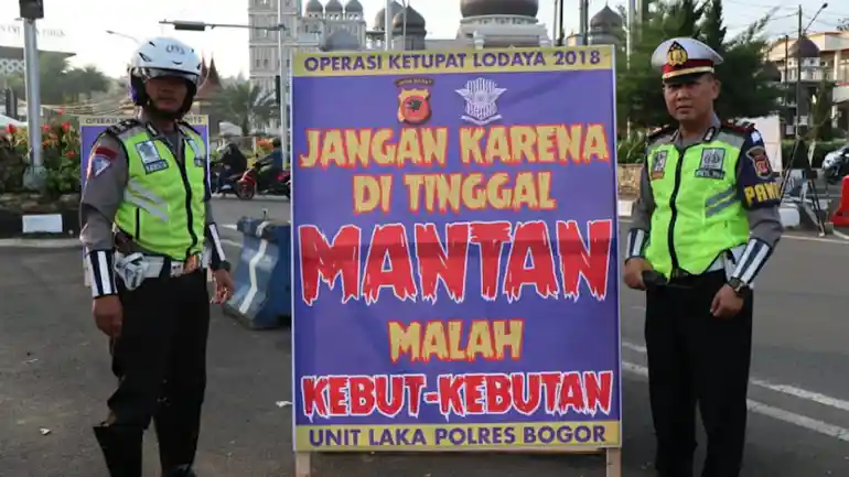 Foto - Poster-poster Lucu Penekan Tingkat Kecelakaan Mudik Disebar di Bogor