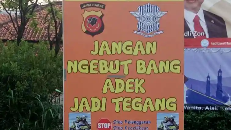 Foto - Poster-poster Lucu Penekan Tingkat Kecelakaan Mudik Disebar di Bogor