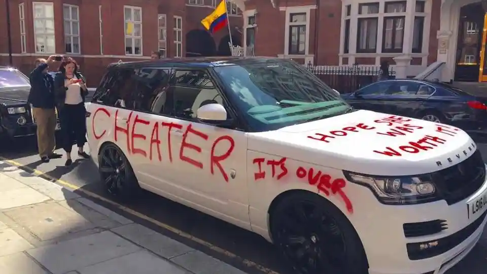 Berita - Range Rover Milik Pria Ini Dicorat-coret Karena Ketahuan Selingkuh