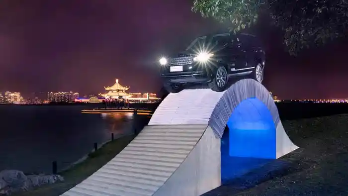 Berita - VIDEO: Wow, Jembatan Kertas Ini Kuat Dinaiki Range Rover