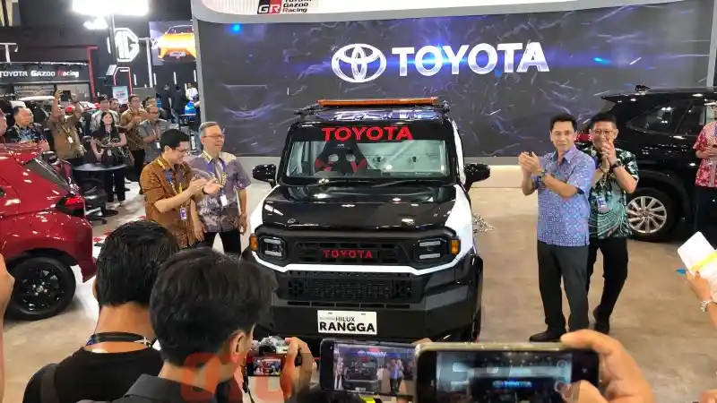 Foto - Toyota Hilux Rangga Jadi Pusat Perhatian di GIIAS Semarang, Ini Daftar Harganya