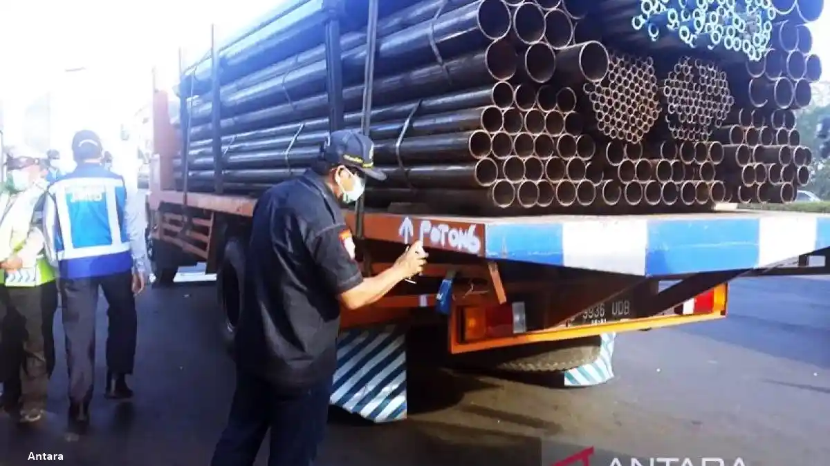Foto - Menhub Menegaskan Kalau Ada Truk Laka, Maka Pemiliknya Juga Harus Bertanggung Jawab