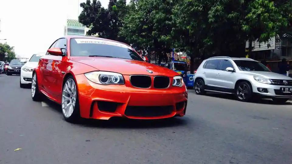 Foto - Puluhan Sportscar Konvoi Rayakan Kemerdekaan