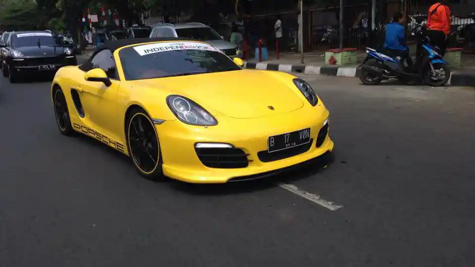 Foto - Puluhan Sportscar Konvoi Rayakan Kemerdekaan