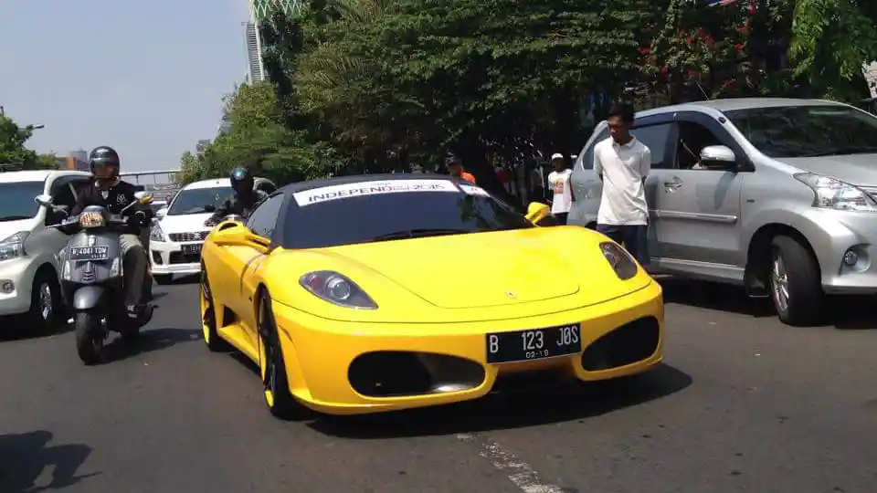 Foto - Puluhan Sportscar Konvoi Rayakan Kemerdekaan