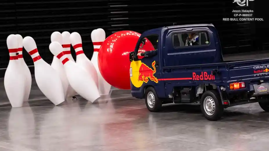 Foto - Pembalap F1 Adu Skill Pakai Kei Truck