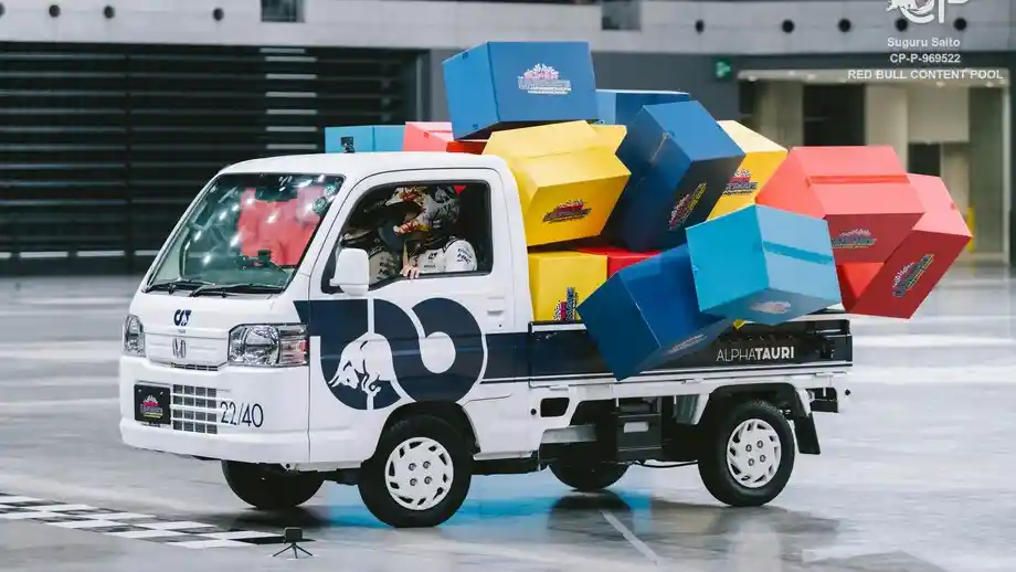 Foto - Pembalap F1 Adu Skill Pakai Kei Truck