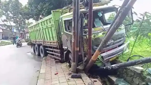 Berita - Beberapa Kebiasaan Driver Penyebab Kendaraan Besar ‘Rem Blong’ Di Turunan (3)