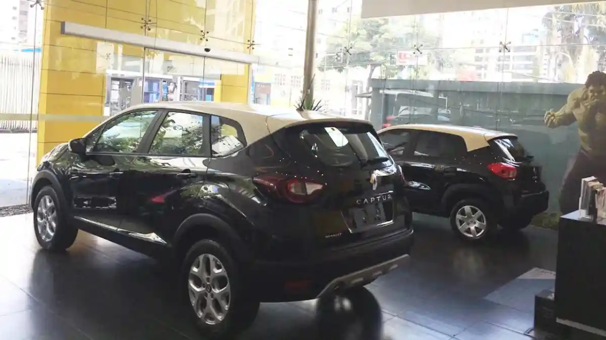 Foto - Mobil Murah Renault Kini Pakai Dwi-Warna di Brasil