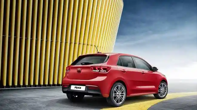 Foto - Kia Rio Edisi Baru Akhirnya Terkuak, Siap Usik Honda Jazz?