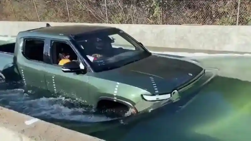 Mobil Listrik - Rivian R1T Patahkan Keraguan Kemampuan EV Dalam Terobos Banjir