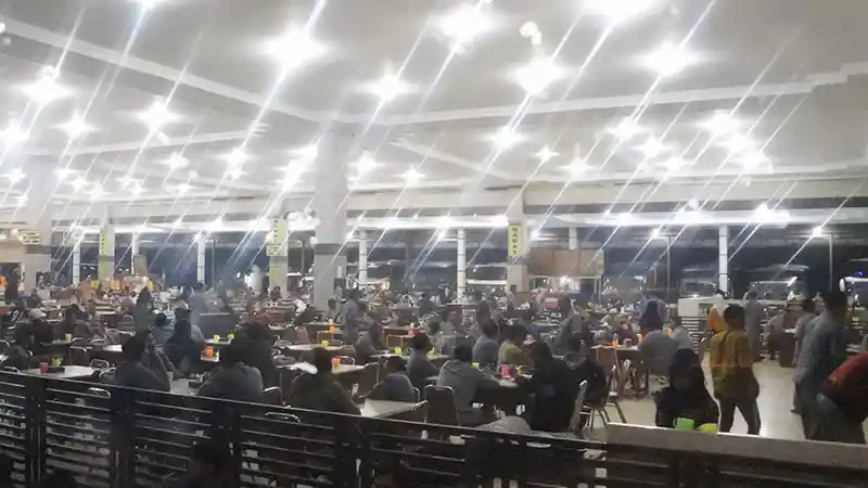 Berita - Mengintip Rumah Makan Yang Mirip Terminal Bus