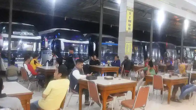 Foto - Mengintip Rumah Makan Yang Mirip Terminal Bus