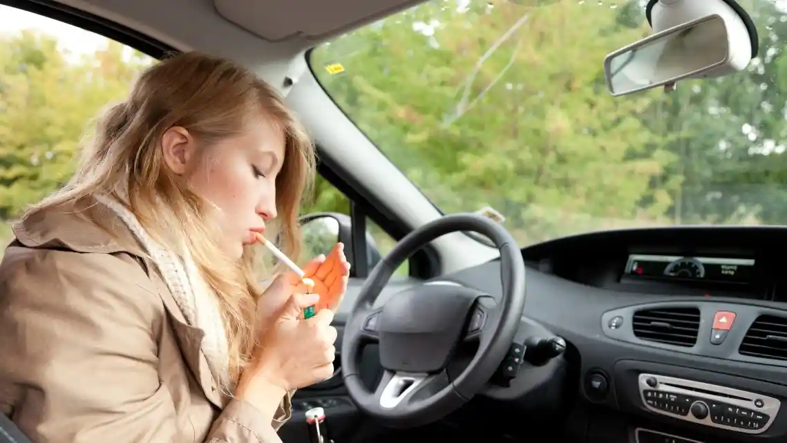 Berita - Nyetir Membawa Anak Kecil? Dilarang Merokok!