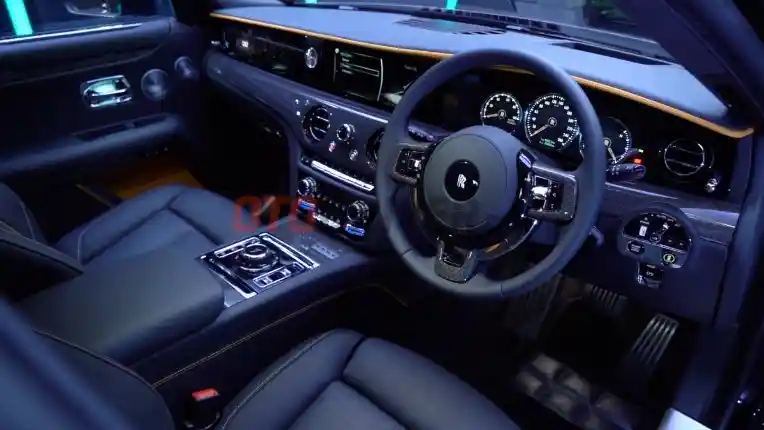 Foto - Varian Hitam Yang Paling Hitam, Rolls Royce Black Badge Ghost Rilis Di Indonesia
