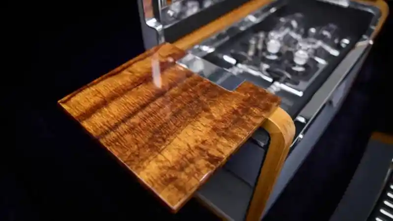 Foto - Mobil Sultan Ini Tawarkan Interior Dengan Kayu Koa Langka Dari Hawaii