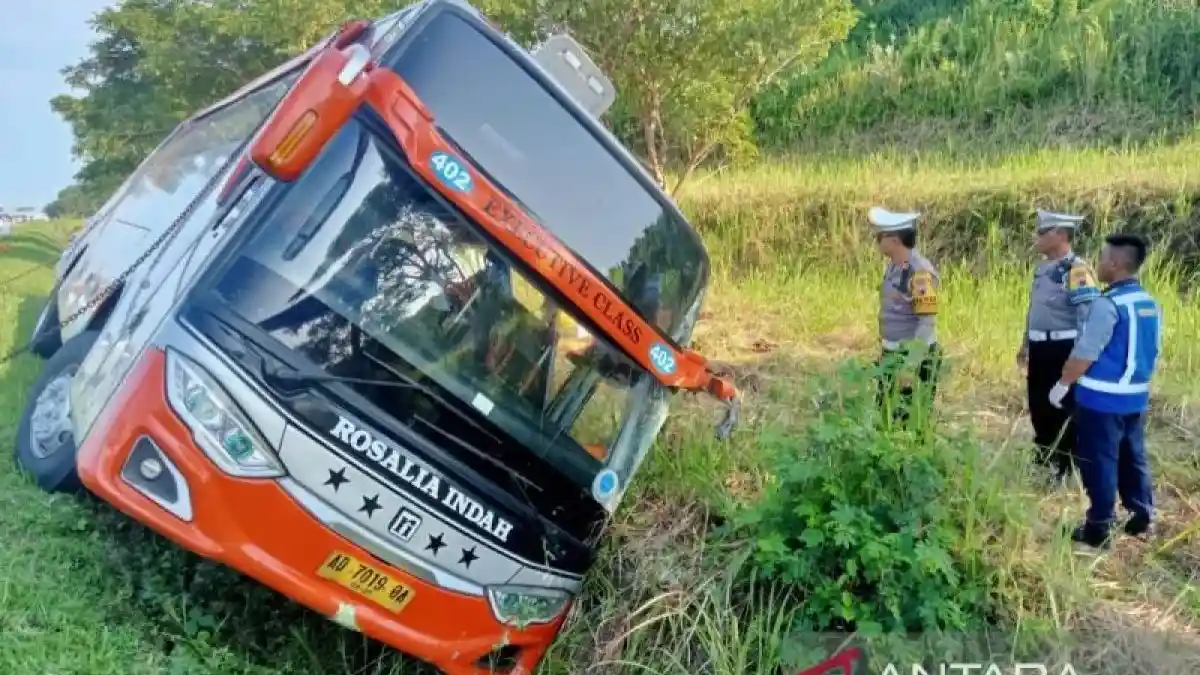 Berita - Rosalia Indah Keluar Jalur Di Tol, 7 Penumpang Tewas