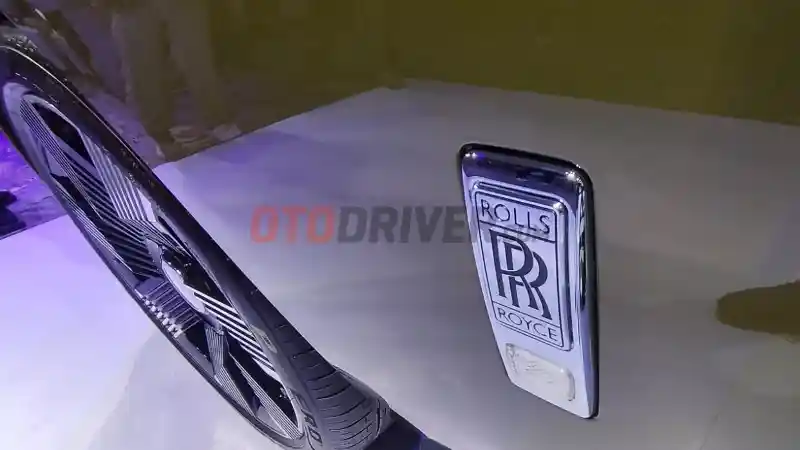 Foto - Rolls-Royce Spectre, Hantu Modern Yang Benar-Benar Senyap