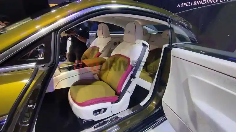 Foto - Rolls-Royce Spectre, Hantu Modern Yang Benar-Benar Senyap