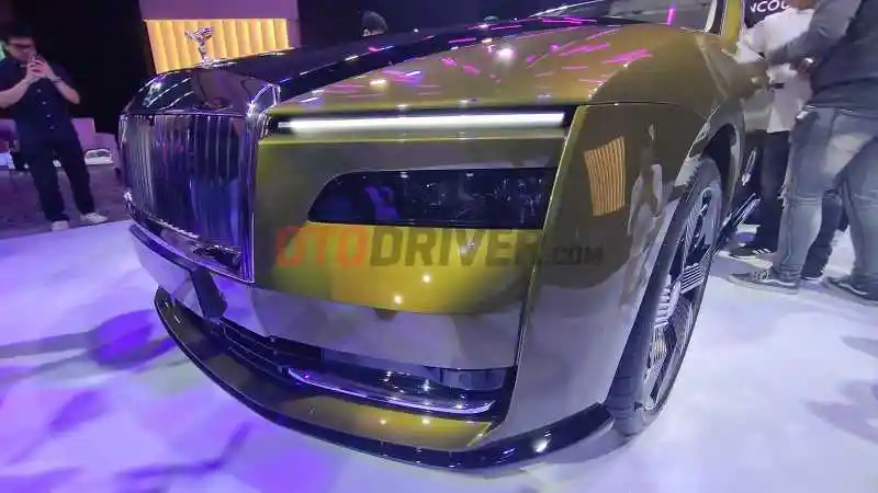 Foto - Rolls-Royce Spectre, Hantu Modern Yang Benar-Benar Senyap