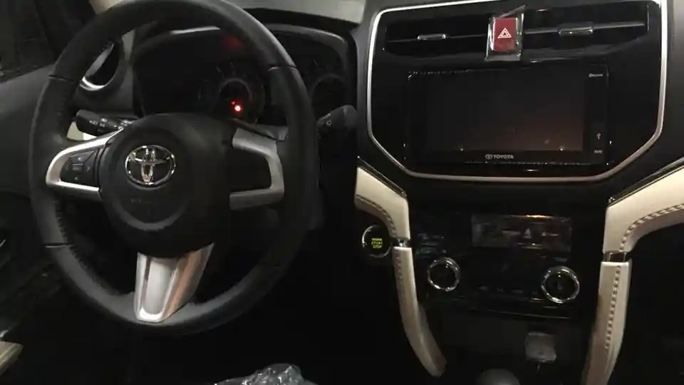 Foto - Toyota Rush Versi Setir Kiri Dapat Varian 5 Seater, Ini Bocoran Harganya (12 Foto)