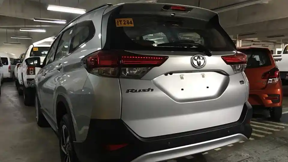 Foto - Toyota Rush Versi Setir Kiri Dapat Varian 5 Seater, Ini Bocoran Harganya (12 Foto)