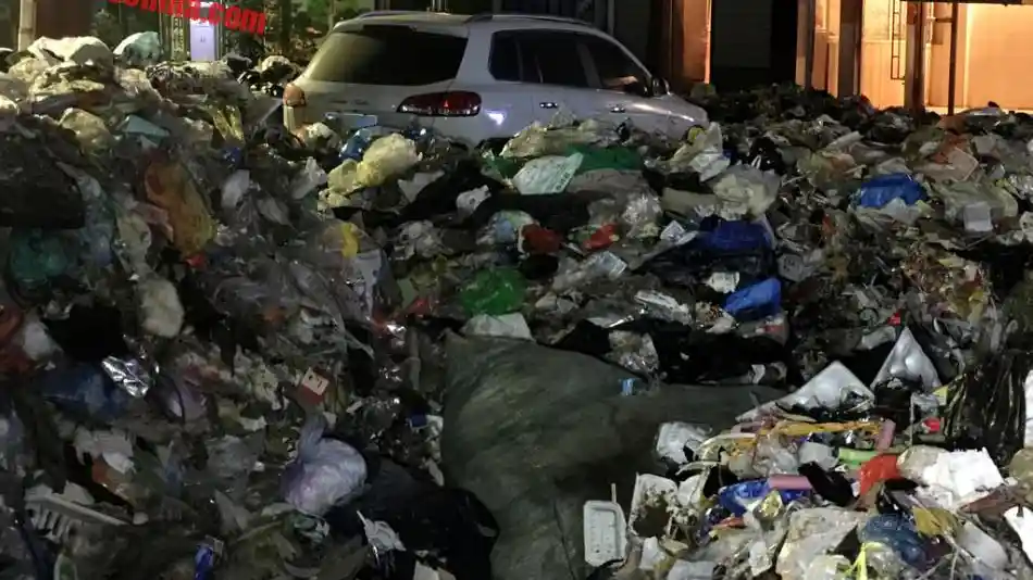 Foto - Mobil Ini Ditimbun Sampah Gara-gara Parkir Sembarangan