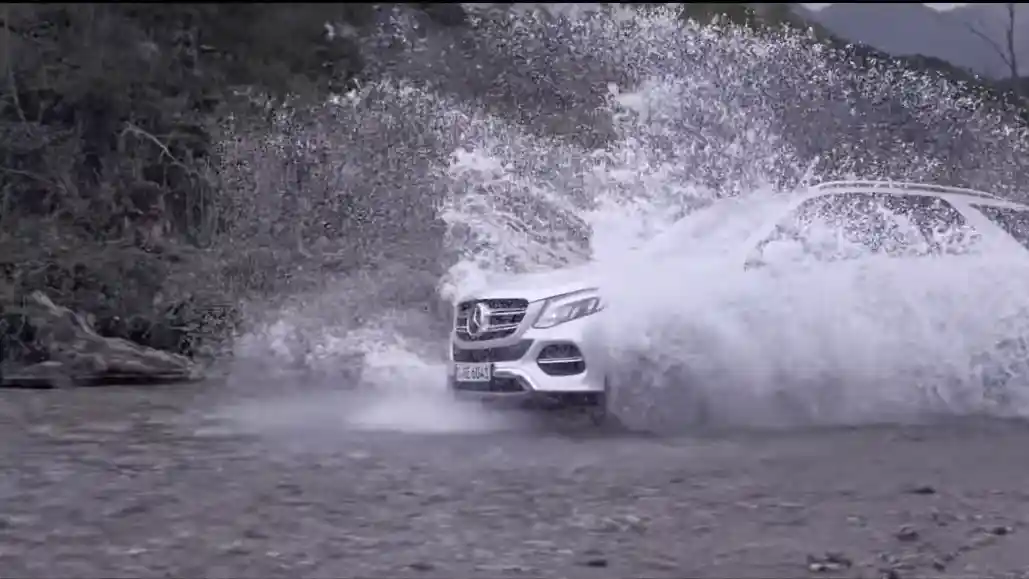Berita - VIDEO : Mercedes-Benz GLE Jago Melibas Medan Offroad