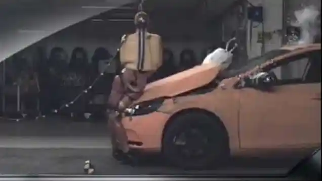 Foto - Airbag Di Luar Mobil, Untuk Apa?