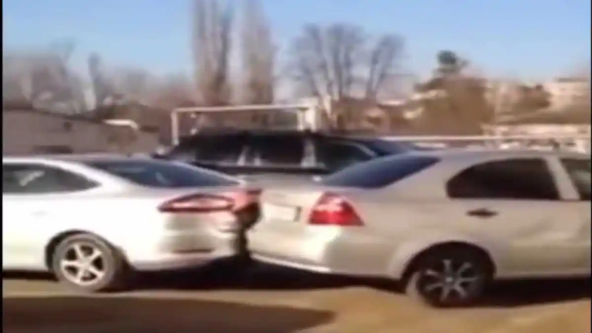 Berita - VIDEO: Konflik Dengan Suami, Wanita Ini Tabrak 17 Mobil Saat Parkir