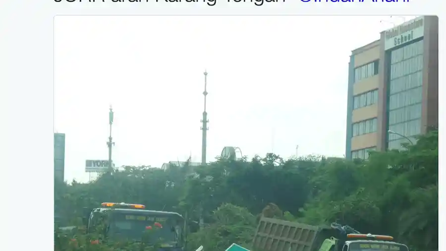 Foto - Tiang Rambu Arah Tol Jakarta-Merak Rubuh, Kini Sudah Bisa Dilalui