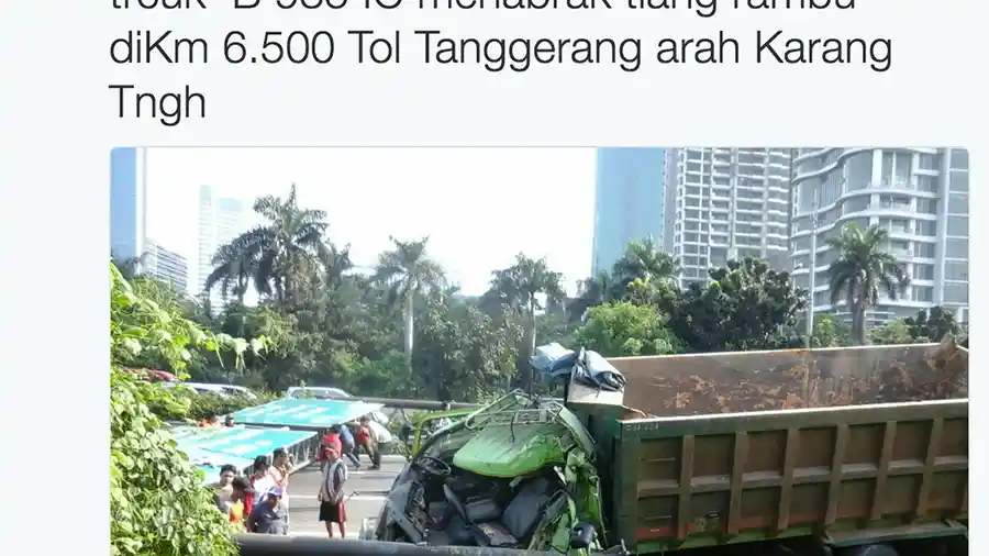 Foto - Tiang Rambu Arah Tol Jakarta-Merak Rubuh, Kini Sudah Bisa Dilalui