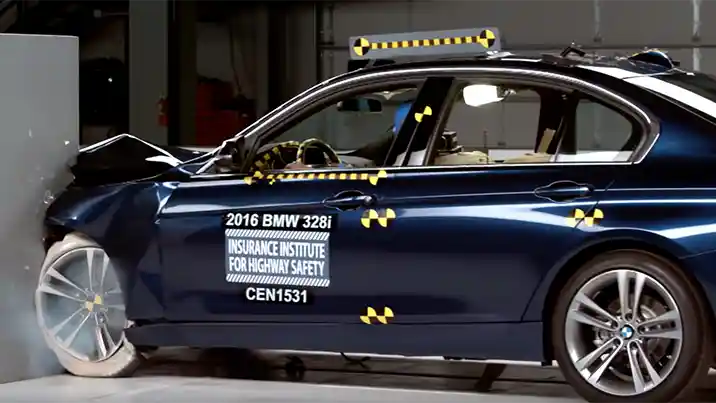 Foto - BMW Seri-3 Jadi Salah Satu Mobil Teraman Versi IIHS