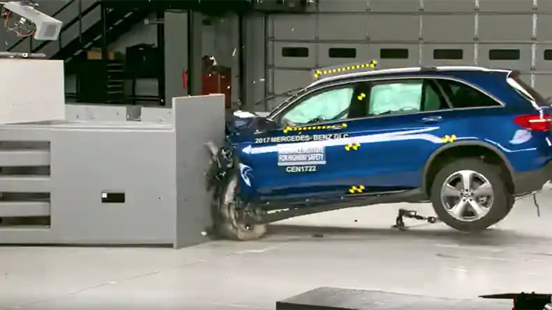Crash Test - VIDEO: Crash Test Mercedes-Benz GLC 2017 (IIHS)