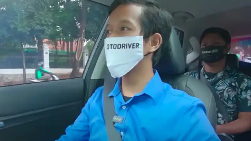 Foto - Sah! Berkendara Kini Harus Gunakan Masker Meski Hanya Sendirian