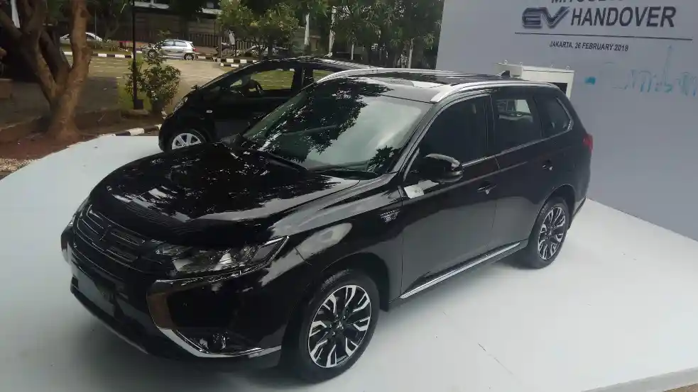 Foto - Mitsubishi Outlander PHEV Dapat Dikendalikan Lewat Ponsel Pintar