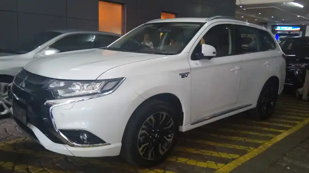 Foto - Profil Mitsubishi Outlander PHEV dan i-Miev Untuk Kemenperin