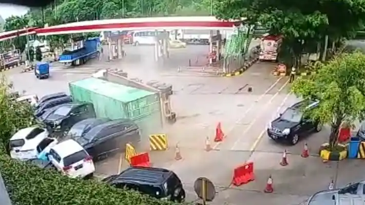 Berita - Kronologi Truk Kontainer Hantam Mobil Parkir Di Cipularang