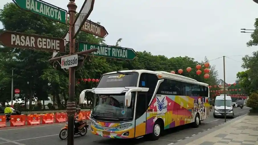 Bus - Mau Berkeliling Kota Solo Sambil Ngopi? Bisa Pilih Bus Mata Trans Ini