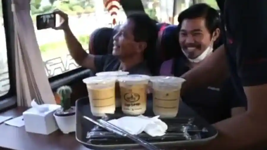 Foto - Tengok Harga Tiket, Jadwal Keberangkatan dan Fasilitas Cafe Berjalan