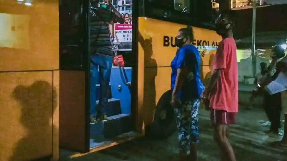 Foto - Bus Sekolah Jadi Armada Evakuasi Pasien Corona