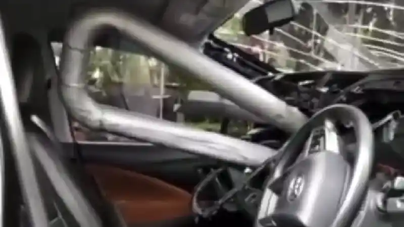 Foto - Innova Tabrak Pagar, Airbag Tidak Mengembang. Mengapa Bisa Terjadi?