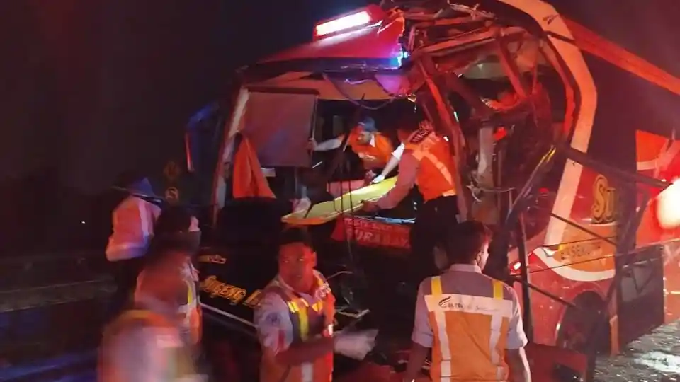 Foto - Bus Patas Hantam Pantat Truk di Tol Jombang-Mojokerto, Kondektur Tewas