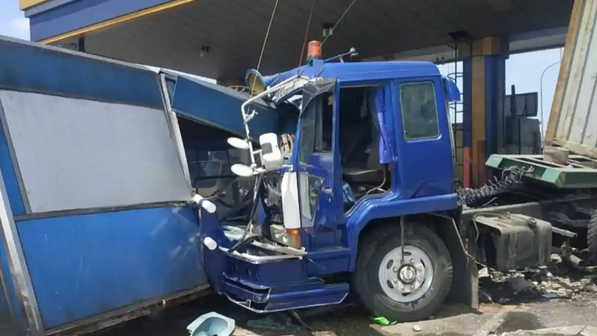 Berita - Lagi-lagi Rem Blong, Truk Kontainer Hamtam Gardu Tol Halim 2