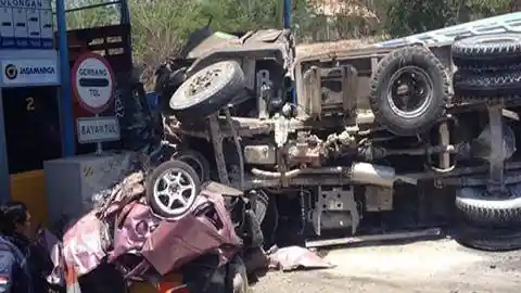 Foto - Truk Dan Bus Anda Kecelakaan Di Jalan Tol? Wajib Bayar Ganti Rugi Kerusakan Infrastruktur